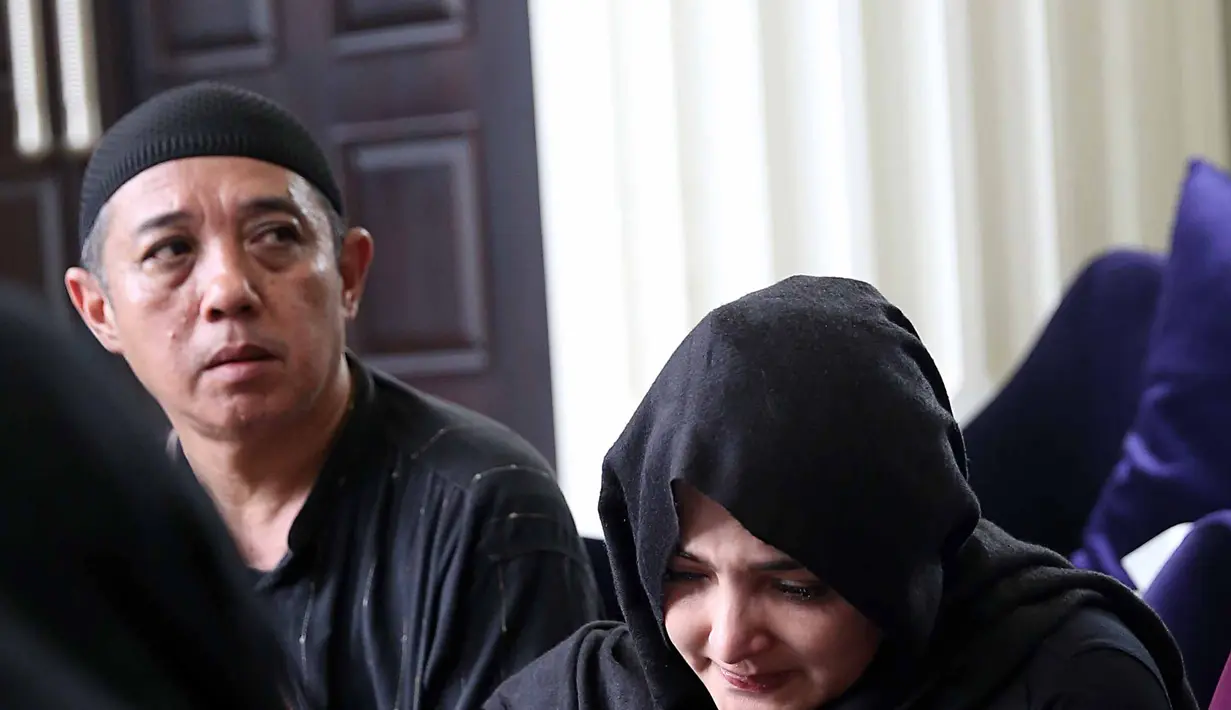 Usai pemakaman ibunya, Ashanty mengungkapkan sebelum sang ibu meninggal. Seperti mendapat firasat. Tempat berbeda dengan sang ibu, ia ingin berbicara dengan sang ibunya melalui telpon. (Nurwahyunan/Bintang.com)