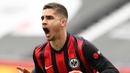 Andre Silva. Striker asal Portugal berusia 25 tahun yang memperkuat Eintracht Frankfurt ini telah mencetak 27 gol dari 31 pertandingan di Bundesliga. Awalnya hanya dipinjamkan oleh AC Milan, namun akhirnya dipermanenkan dengan transfer senilai 3 juta euro. (AFP/Daniel Roland/Pool)