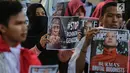 Sejumlah massa aksi yang tergabung dalam Human Rights alliance Indonesia menggelar aksi didepan Kedutaan Besar Myanmar, Jakarta, Jumat (15/9). Mereka meminta pemerintah Myanmar untuk menghentikan pembantaian etnis Rohingnya. (Liputan6.com/Fiazal Fanani)