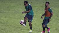 Asisten pelatih Timnas Indonesia, Bima Sakti, menghindari kejaran Stefano Lilipaly, saat latihan di Stadion Maguwoharjo, Sleman, Minggu (11/6/2017). (Bola.com/Vitalis Yogi Trisna)
