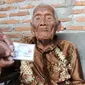 Mbah Gotho punya keahlian menangkap ikan dengan tangan kosong. (Liputan6.com/Fajar Abrori)