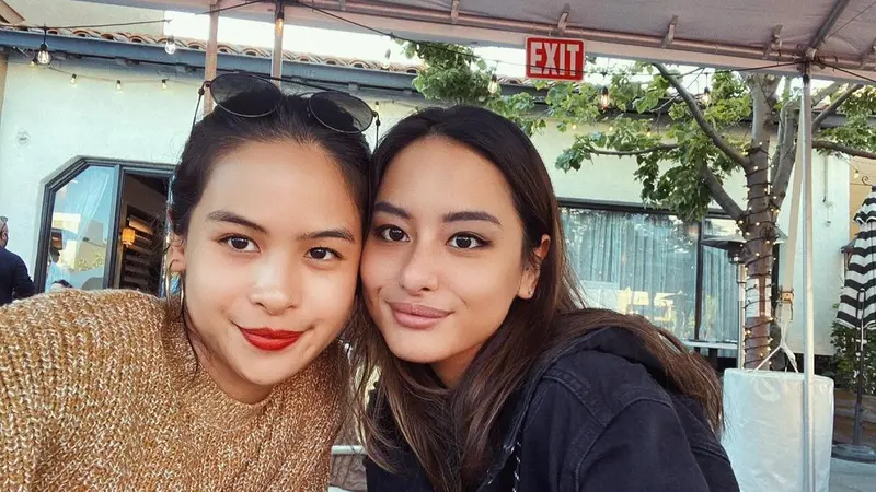 7 Potret Kebersamaan Maudy Ayunda dengan Sang Adik Saat di Amerika