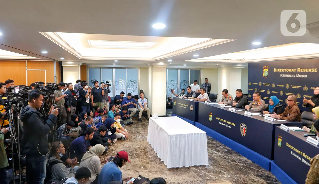Suasana konferensi pers kasus penganiayaan remaja 17 tahun berinisial D di Polda Metro Jaya, Jakarta, Kamis (2/3/2023). Polisi menemukan sejumlah Lat bukti baru seperti CCTV, percakapan media sosial dan sebagainnya. Perubahan status AG dari yang sebelumnya anak berhadapan hukum menjadi anak yang berkonflik dengan hukum namun tidak dapat disebut sebagai tersangka.  (Liputan6.com/Angga Yuniar)