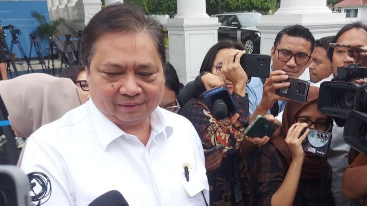 VIDEO: Airlangga Tunjuk Wartawan Bantah Mundur Jadi Menko Usai Temui Prabowo: Siapa yang Nitip?