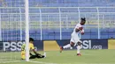 Striker Borneo FC, Guy Junior melakukan selebrasi usai mencetak gol ke gawang PSM Makassar melalui eksekusi penalti dalam laga matchday ke-3 Grup B Piala Menpora 2021 di Stadion Kanjuruhan, Malang, Rabu (31/3/2021). Borneo FC bermain imbang 2-2 dengan PSM. (Bola.com/M Iqbal Ichsan)