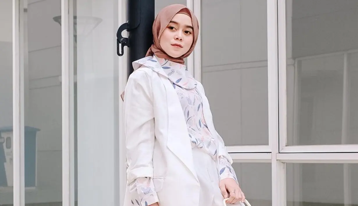 Penampilan kasual Lesty Kejora dengan busana putih ini juga terlihat saat dirinya tengah hangout. Dengan bergaya santai, pelantun lagu Kulepas Dengan Ikhlas ini tampil memesona dengan busana putih. Ia memadukan blouse motif dengan outer berwarna putih. (Liputan6.com/IG/@lestykejora)