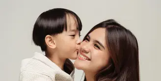 Audi Marissa menunjukkan betapa bahagia dirinya menjadi seorang ibu anak satu saat pemotretan [@audimarissa]