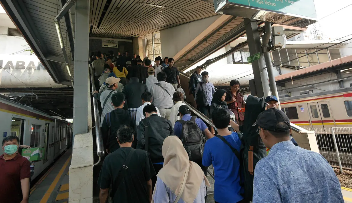 Lalulalang calon penumpang di Stasiun Tanah Abang, Jakarta, Kamis (23/5/2019). PT Kereta Commuter Indonesia mengumumkan bahwa Stasiun Tanah Abang kembali dibuka dan beroperasi setelah sempat ditutup akibat kerusuhan 22 Mei 2019 di sekitar Gedung Bawaslu dan Tanah Abang. (Liputan6.com/HermanZakharia)