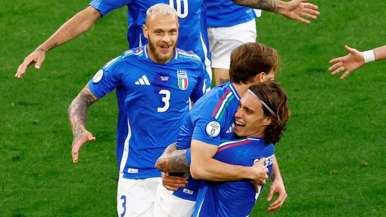 Lima menit kemudian, Italia berhasil unggul 2-1 melalui gol Barella. <br><br>Tembakan first time-nya dari tepi kotak penalti berhasil masuk ke gawang lawan. Skor ini bertahan hingga turun minum.<br>