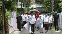 Presiden Jokowi dan keluarga saat mengantar sang ibu ke pemakaman, Kamis (26/3/2020). (Liputan6.com/Fajar Abrori)