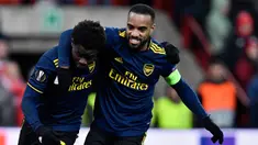 Pemain Arsenal Bukayo Saka (kiri) merayakan golnya ke gawang Standard Liege bersama Alexandre Lacazette pada pertandingan Grup F Liga Europa di Stadion Maurice Dufrasne, Liege, Belgia, Kamis (12/12/2019). Arsenal juara grup setelah menahan Standar Liege 2-2. (JOHN THYS/AFP)