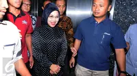 Sylviana Murni saat akan meninggalkan gedung Ombudsman usai menjalani pemeriksaan Dir Tipikor Bareskrim Polri, Jakarta, Rabu (2/1). Ia diperiksa sebagai saksi dugaan korupsi dana hibah Kwarda Pramuka DKI Jakarta. (Liputan6.com/Helmi Fithriansyah)