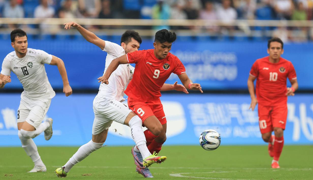 Pemain Timnas Indonesia U-24, Ramadhan Sananta (tengah), berusaha mengontrol bola dari hadangan pemain Timnas Uzbekistan U-24 dalam pertandingan 16 besar Asian Games 2022 yang berlangsung di Stadion Shangcheng Sports Centre, Kamis (28/9/2023). (Bola.com/NOC/Naif Al'as)