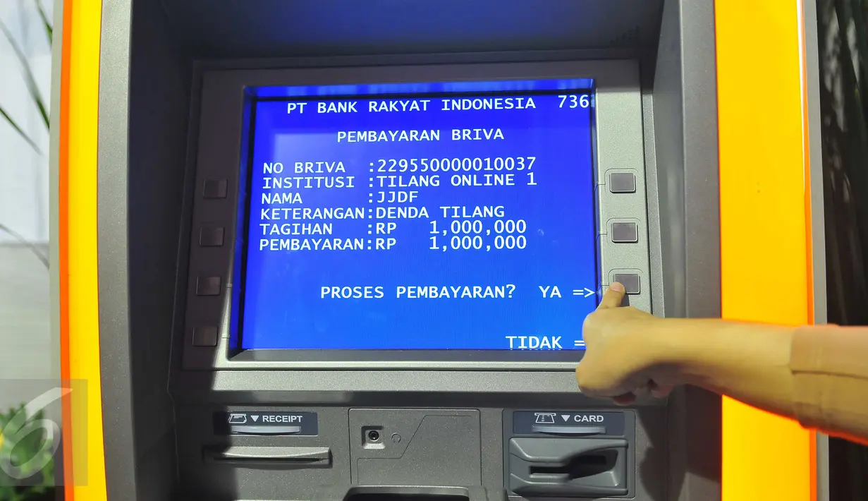 Sebuah layar menunjukkan pembayaran sistem denda tilang dengan tilang online atau e-tilang melalui mesin ATM BRI di Jakarta, Jumat (16/12). Dengan e-Tilang pelanggar cukup membayar denda di seluruh jaringan Bank BRI. (Liputan6.com/Angga Yuniar)