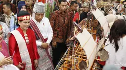 Presiden Jokowi didampingi Ibu Negara, Iriana melihat produk kerajinan pada Pameran Kriyanusa Dewan Kerajinan Nasional 2017 di Jakarta Convention Center, Rabu (27/9). Keduanya tampak serasi berpakaian adat Batak Toba Samosir. (Liputan6.com/Angga Yuniar)