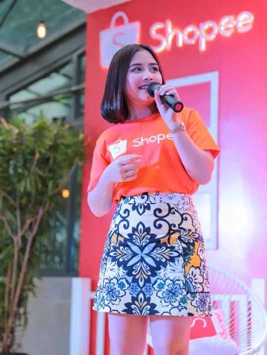 "Nggak ngarep hadiah apa-apa karena relationship yang bagus itu bukan berharap hadiah dari pasangan yah," jelas Prilly Latuconsina. (Adrian Putra/Bintang.com)