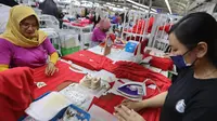 Para pekerja sedang memproduksi jersey Timnas Indonesia di pabrik yang berada daerah Bandung, Jawa Barat pada Rabu (12/2/2025). (Bola.com/Abdul Aziz)