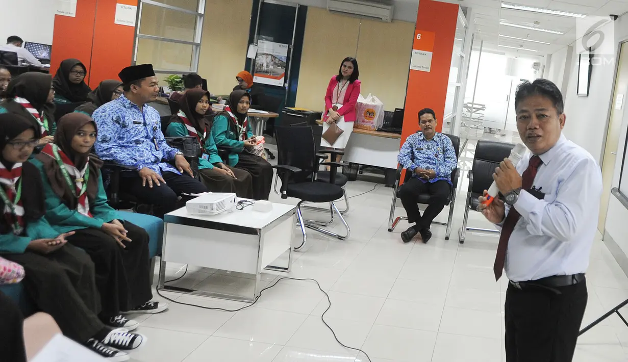Suasana saat karyawan BNI memberi pengetahuan tentang perbankan kepada para siswa di BNI Kantor Cabang Tebet, Jakarta (2/5). (Merdeka.com/Arie Basuki)