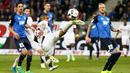 Pemain Bayern Munich, Arturo Vidal (tengah) menghadang bola saat timnya melawan TSG 1899 Hoffenheim pada lanjutan Bundesliga Jerman di Rhein-Neckar-Arena, Sinsheim, Selasa(4/4/2017). Hoffenheim menang 1-0. (EPA/Ronald Wittek)