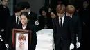 Kakak Jonghyun SHINee tak bisa menyembunyikan duka saat pelepasan jenazah sang adik menuju tempat pemakaman dari Asan Hospital, Seoul, Kamis (21/12). Keluarga dan teman-teman dekat mengantar Jonghyun ke tempat peristirahatan terakhir. (AP/Ahn Young-joon)