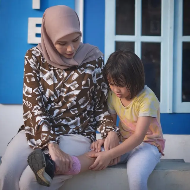 Terharu Anak Mulai Berhijab, Ini 5 Momen Zaskia Adya Mecca Momong Kala Madali