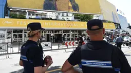 Polisi Prancis berjaga di luar Palais des Festival pada malam pembukaan Festival Film Cannes ke-69, Selasa (10/5). Mendagri Prancis Bernard Cazeneuve mengatakan, ratusan keamanan disiagakan mengawal Cannes Film Festival tahun ini. (Alberto PIZZOLI/AFP)