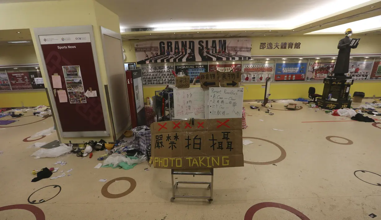 Suasana di dalam kampus Universitas Politeknik Hong (22/11/2019). Sebagian besar pengunjuk rasa yang mengambil alih universitas minggu lalu telah pergi, tetapi jumlah yang tidak diketahui tetap di dalam selama berhari-hari. (AP Photo/Achmad Ibrahim)