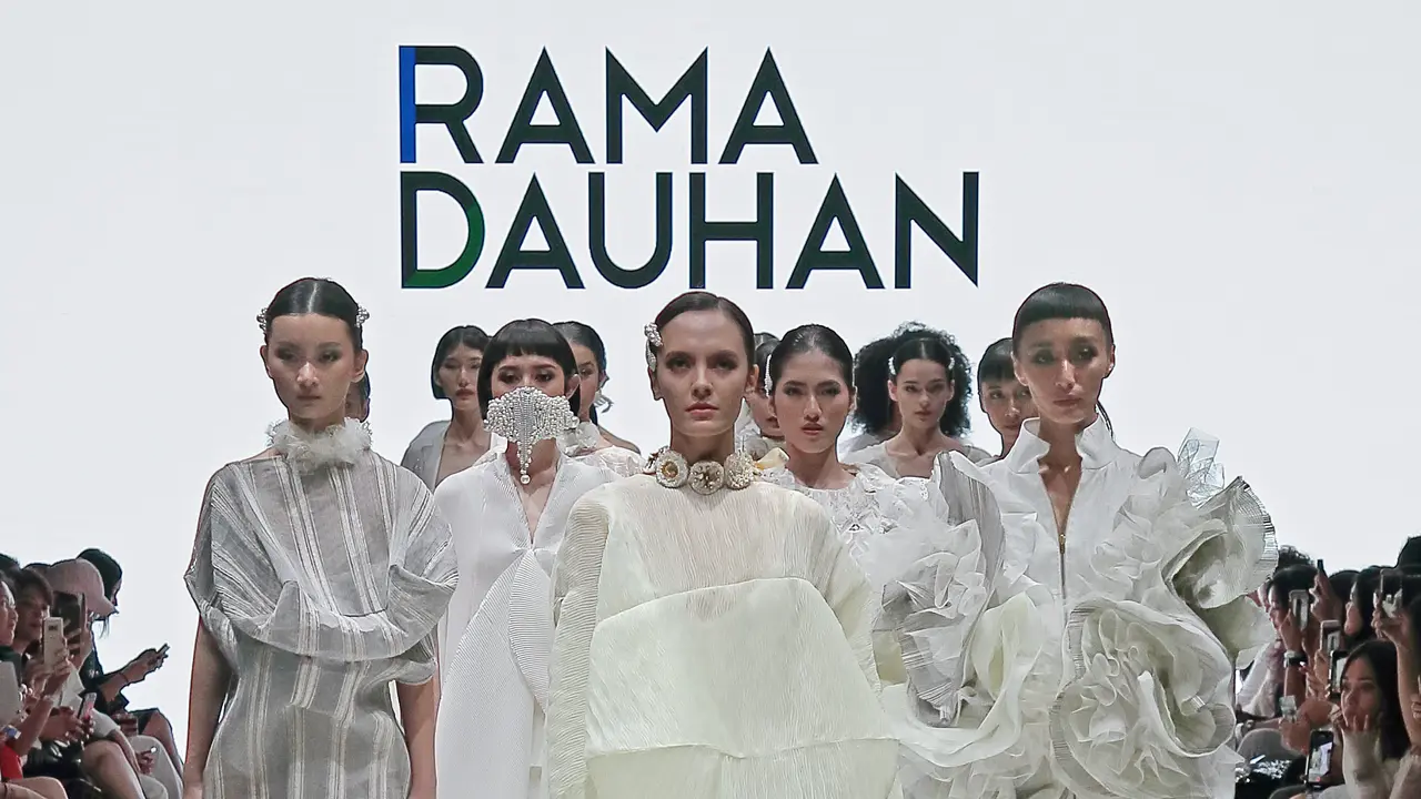 Rama Dauhan Apresiasi Intiuisi Perempuan di Plaza Indonesia Fashion Week 2019