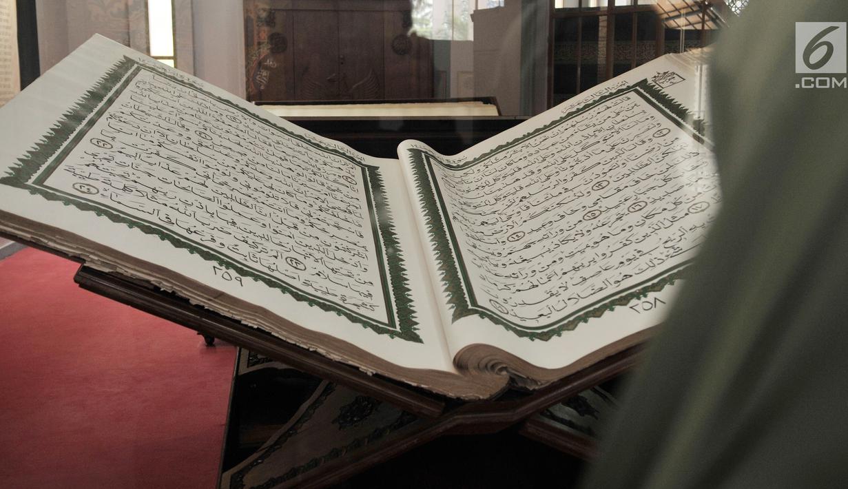 Pengunjung melihat koleksi mushaf Alquran terbesar yang dipamerkan di Museum Bayt Al-Quran, Jakarta, Minggu (19/5/2019). Bayt Al-Quran menampilkan sejarah diturunkannya Alquran mulai dari diturunkannya kepada Nabi Muhammad SAW hingga digital. (merdeka.com/Iqbal Nugroho)