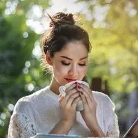 ilustrasi perempuan minum kopi teh/Guitarfoto/Shutterstock