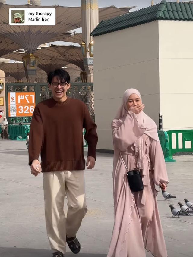 6 Potret Romantis Rey Mbayang dan Dinda Hauw Selama Umrah,