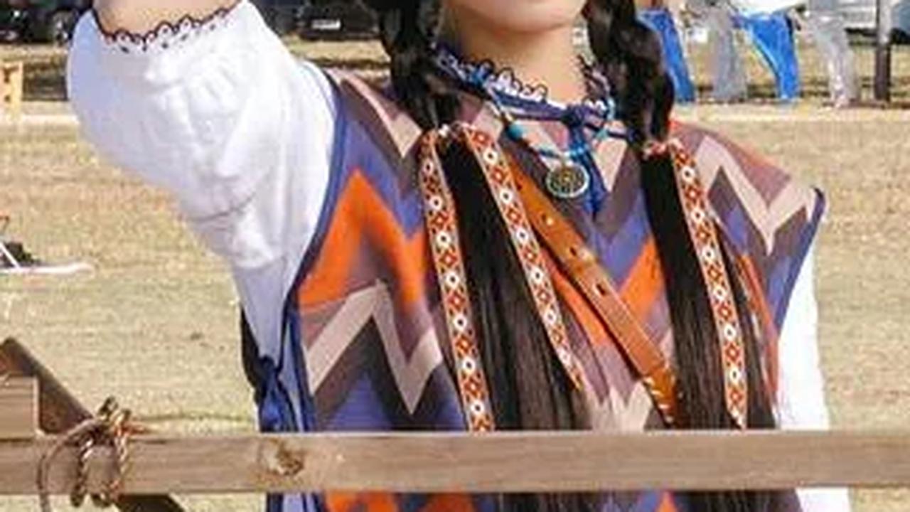 1. Dandan ala Gadis Mongolia<br>Lee Yoo Mi mengenakan kostum khas gadis Mongolia dengan rambut panjang yang dikepang dua, menambahkan nuansa autentik pada karakter Namsoon.