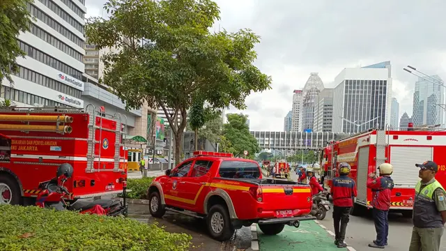 Kebakaran di Gedung Panin Bank Center, Jalan Jenderal Sudirman, Jakarta terjadi pada hari ini, Selasa (21/1/2025).