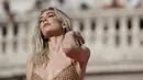 Menambah kesan mewah, Vanessa Kirby menambahkan anting-anting berlian yang menjuntai dan cincin berlian pada busananya. (AP Photo/Alessandra Tarantino)
