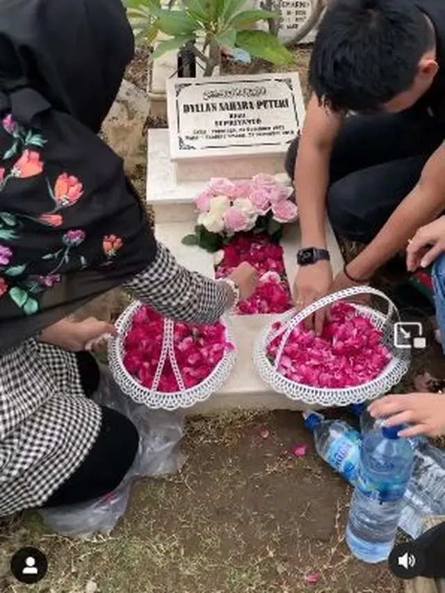 Mengenang 1000 Hari Dylan Sahara, Ini 6 Momen Ifan Seventeen dan Citra Monica ke Makam