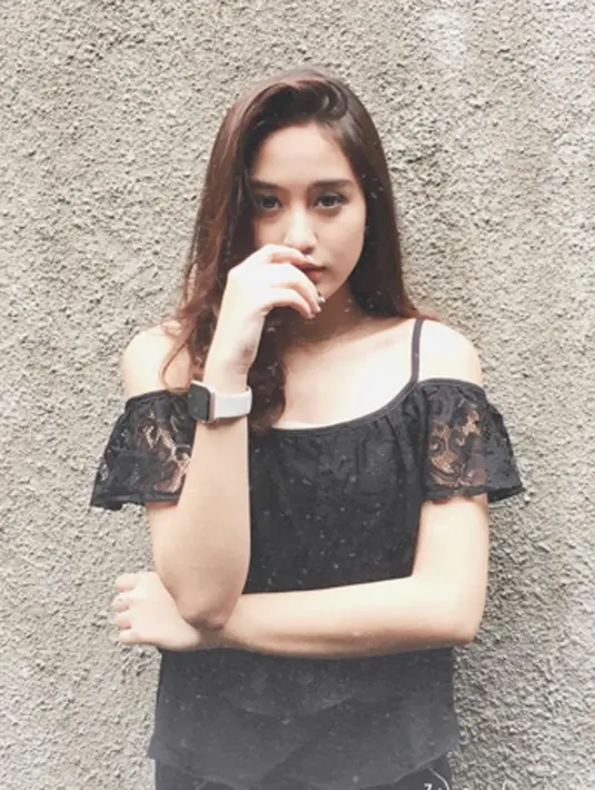 Sebagai seorang publik figur, Salsa tak lepas dari pemberitaan yang mengaitkan dirinya dekat dengan Aldi CJR. (viainstagram@salshabillaadr/Bintang.com)