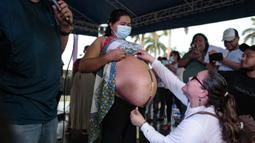 Seorang ibu hamil mengikuti kontes La Madre Panza (Perut Ibu) untuk merayakan Hari Ibu di Managua, Nicaragua, 30 Mei 2022. Kontes Perut Ibu terdiri dari pemberian hadiah kepada ibu hamil dengan perut terbesar. (OSWALDO RIVAS/AFP)