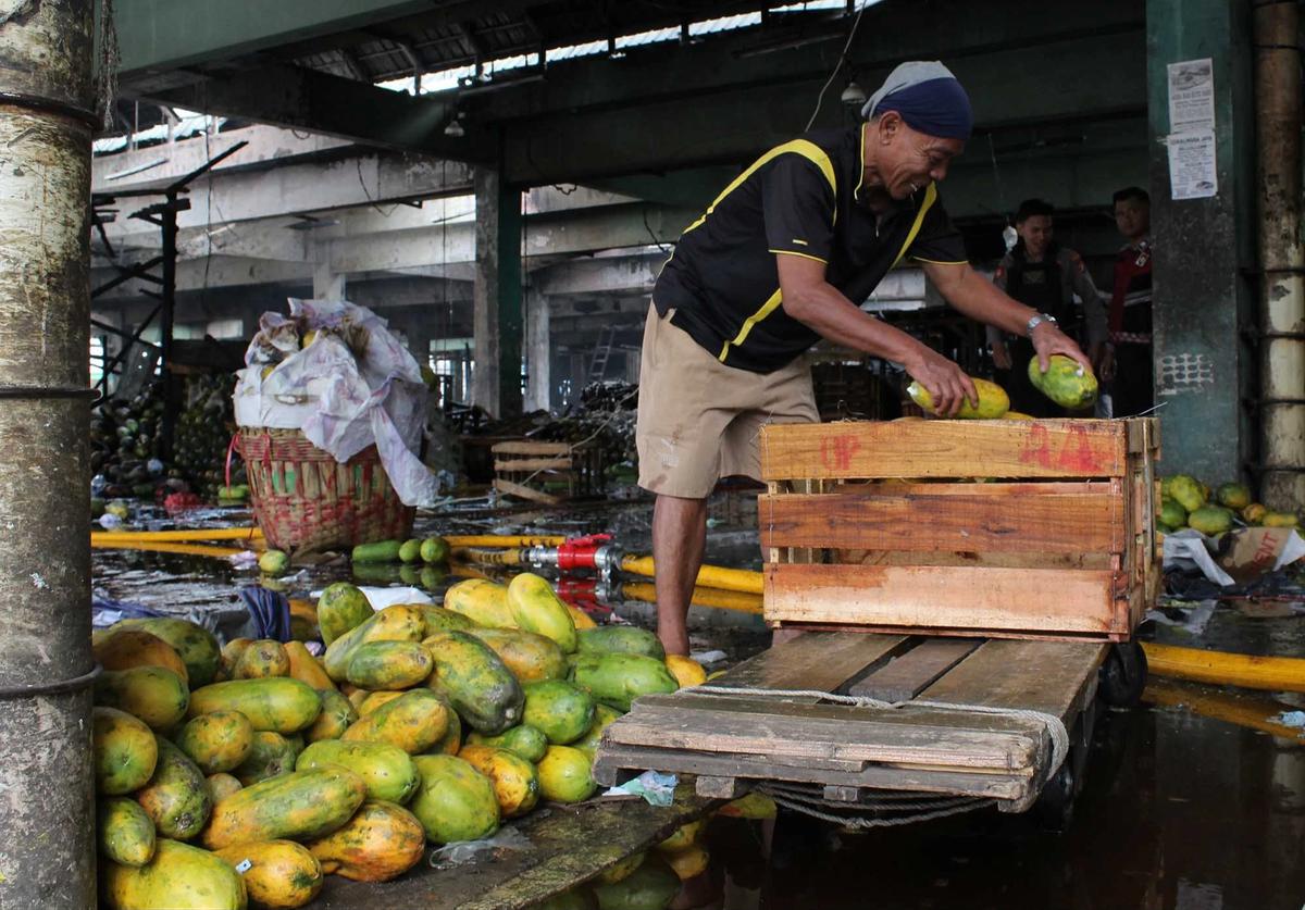 Kebakaran Hanguskan Ratusan Lapak di Pasar Induk Kramat Jati
