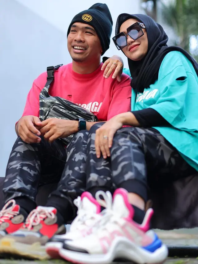 Masuk MURI Sembelih 1.100 Hewan Kurban, Ini 6 Potret Putra Siregar Bareng Istri
