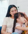 Slow parenting adalah cara mengasuh anak dengan lebih sadar, tidak terburu-buru, dan tidak terobsesi pada pencapaian atau kesempurnaan. [Dok/freepik.com/tirachardz]