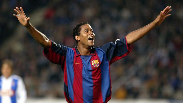 Gol spektakuler legenda Barcelona, Patrick Kluivert lewat tendangan lob dari jarak jauh dalam pertandingan amal Barcelona Legends melawan Uganda All Stars.