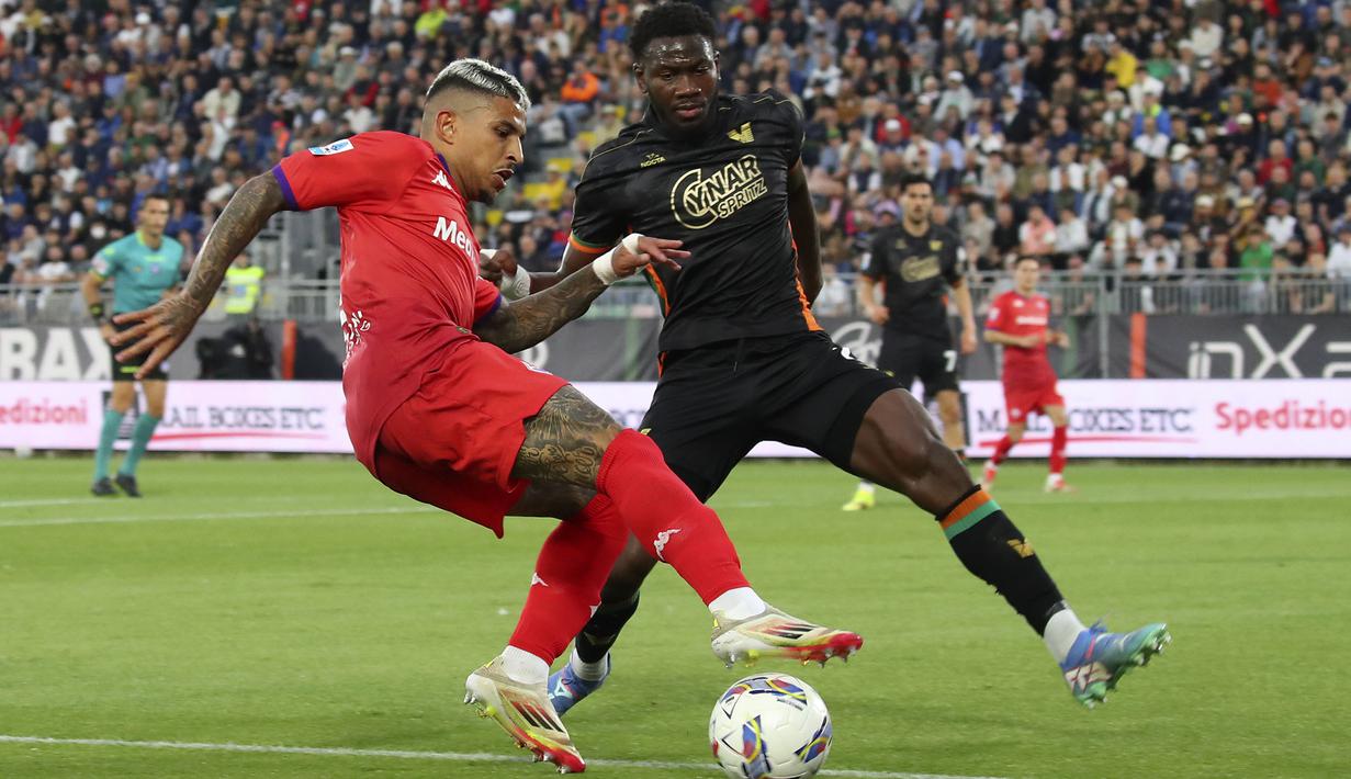 Pemain Fiorentina, Dodo (kiri) berebut bola dengan pemain Venezia, Fali Cande dalam laga lanjutan Liga Italia 2024/2025 melawan Fiorentina di Stadio Pier Luigi Penzo, Venezia, Italia, Senin (12/05/2025) waktu setempat. (AP Photo/LaPresse/Paola Garbuio)