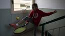 Carola Pessina berlatih sebelum bermain tenis dengan Vittoria Oliveri di atap rumah mereka selama lockdown COVID-19 di Finale Ligure, Italia (19/4/2020). Setiap hari Carola, 11, dan Vittoria, 13, bermain tenis dari satu atap ke atap lain di rumah mereka untuk berlatih. (AFP/Marco Bertorello)