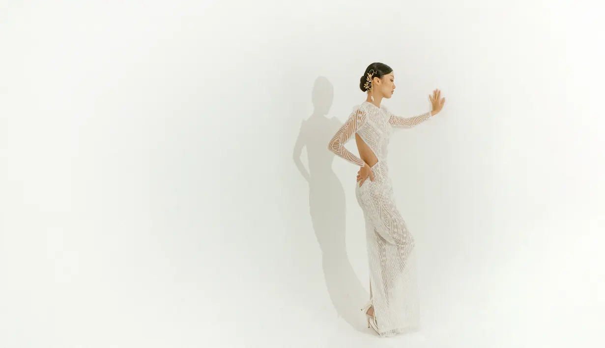 Bramanta Wijaya menonjolkan ciri khas desainnya. Potongan kain, pola, dan detail busana yang tak lekang oleh waktu, koleksi kali ini terinspirasi dari model busana pengantin tahun 1920-an sampai 1960-an, simpel dan klasik. Foto: Document/Bramanta Wijaya.