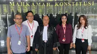 Sejumlah warga negara Indonesia, yakni Desy Natalia, Audrey Tangkudung, Rudi Andries, Marlon Kansil, dan Meity Anita Lingkani melakukan uji materil atau judicial review terkait Pasal 416 ayat (1) Undang-Undang Nomor 7 Tahun 2017 soal Pemilu ke Mahkamah Konstitusi (MK), Rabu (17/7/2024) (Istimewa)