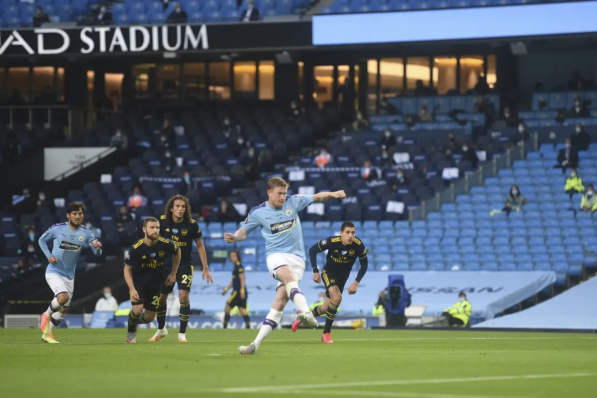 Gelandang Manchester City, Kevin de Bruyne, saat mengeksekusi penalti ke gawang Arsenal