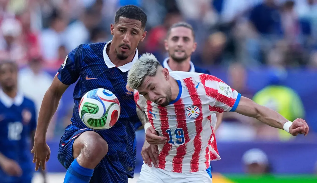 Pemain Prancis William Saliba berebut bola dengan pemain Praaguay  Julio Enciso aat pertandingan sepak bola babak 16 besar Piala Dunia di Philadelphia, Sabtu (04/07/2026). (AP Photo/Matt Slocum)