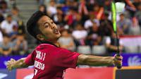 Tunggal putra Indonesia, Anthony Sinisuka Ginting mengembalikan bola ke arah rekan senegaranya Jonatan Christie pada final Korea Terbuka 2017, Minggu (17/9). Anthony Sinisuka Ginting memenangkan laga perang saudara, 21-13, 19-21, 22-20. (JUNG Yeon-Je/AFP)