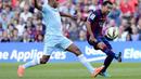 Gelandang Barcelona, Xavi Hernandez (kanan), mencoba melewati hadangan Youssef El-Arabi (Granada) saat berlaga di lanjutan La Liga 2014 di Stadion Camp Nou, (27/9/2014). Barcelona unggul enam gol tanpa balas atas Granada. (AFP PHOTO/Josep Lago)