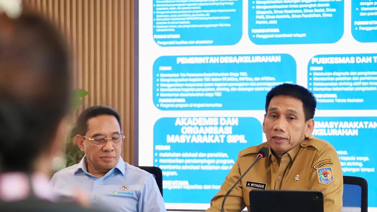 Wamendagri Akhmad Wiyagus saat konferensi pers Hari Tuberkulosis Sedunia 2026 di Kantor Kementerian Kesehatan
